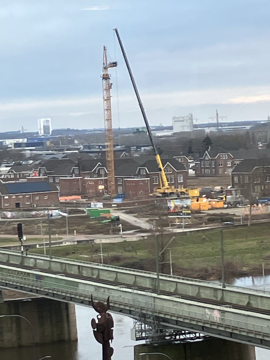 zichtvenlo.nl een prachtig wooncomplex aan de Maas bijna gereed. Aan de overzijde de bouw van het Kazerneterrein. 🏗️