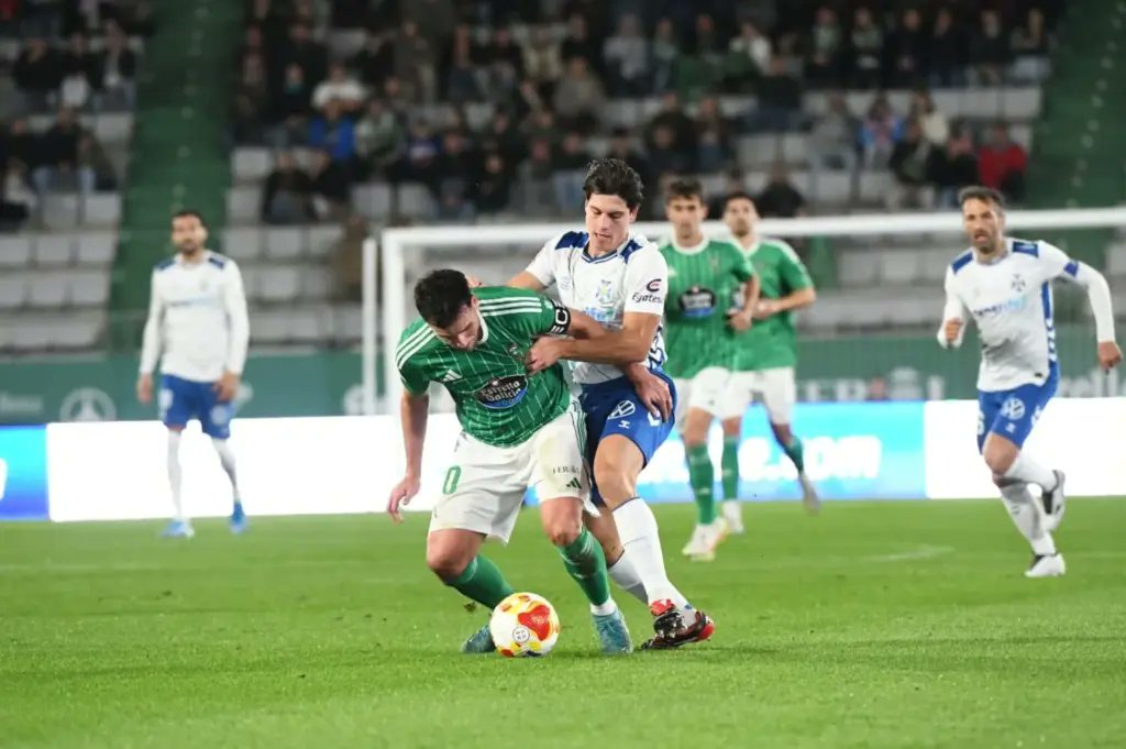 🗂️ El <a href="/CDTOficial/">CD Tenerife 🏴󠁧󠁢󠁳󠁣󠁴󠁿</a> ha recibido al <a href="/racingferrolsad/">Racing Club Ferrol</a> 13 veces (9 en 2ªA y 4 en 2ªB), con 8 V, 3 E y 2 D.

La última vez que los ferrolanos visitaron el Heliodoro fue la temporada pasada (0-0 en mayo de 2025).

En la 1ª vuelta de este curso: victoria blanquiazul por 0-2 en A Malata.