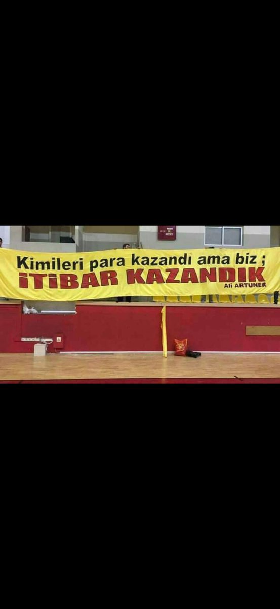 YALIDERNEGI's tweet image. “Kimileri para kazandı ama biz itibar kazandık.” 

Efsane kalecimiz Ali Artuner’i vefatının 25. yılında saygı ve özlemle anıyoruz.