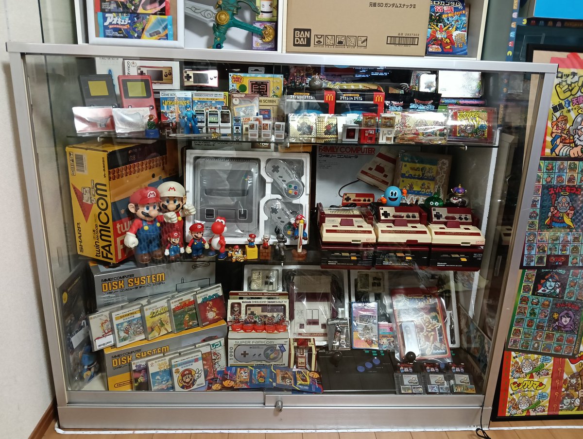 クローゼットを開くと癒しの空間😊小さい規模ですが、こんなんでも今日もお疲れ！明日も頑張ろうって気持ちを高めたりしてます笑
ファミコンは全部出せなくて半分は上にあります💦
あと好きが詰まったガラスショーケースです😀