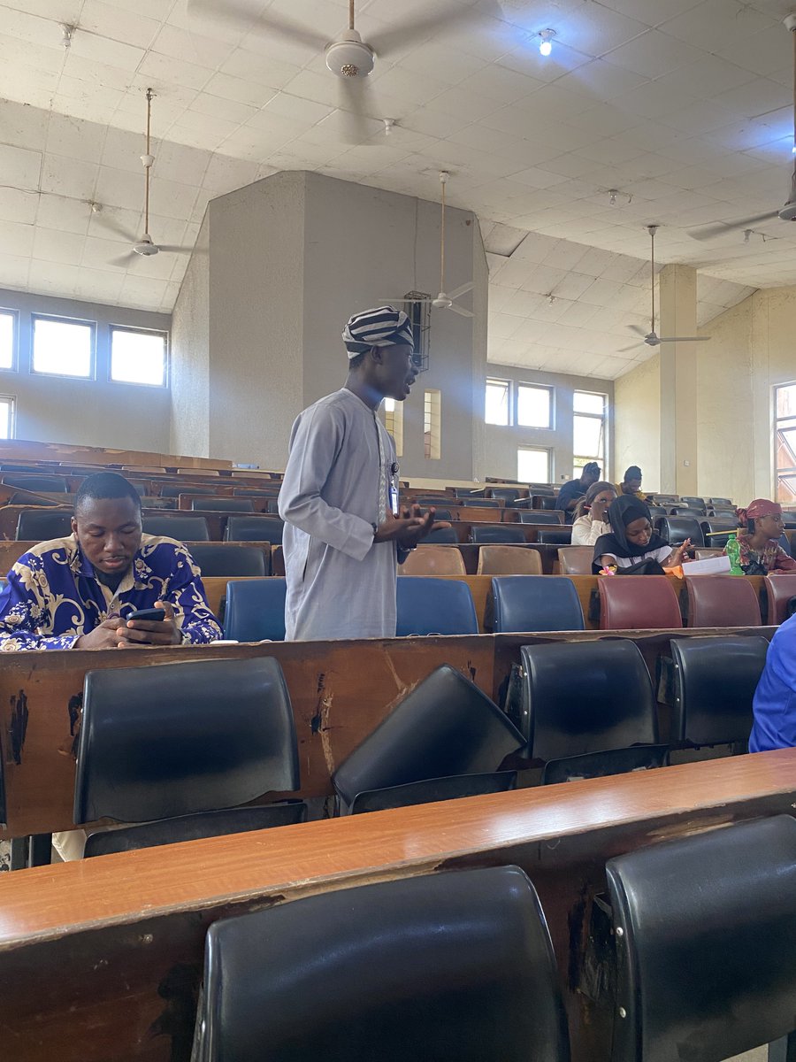🚨HAPPENING INSIDE THE SENATE 

The Senate President giving a suggestion to the Chairman of Finance audit committee 

#FutminnaSRA
#4thSitting 
#bosso