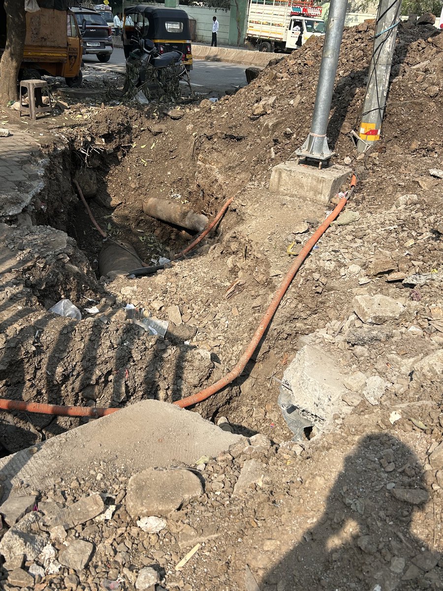 KhswaPune's tweet photo. @PMCPune : This has been dug and kept as it is from last 2 months..
There is no progress taking place here from water Dept., PMC
Is there any timelines to close it ?
It is causing lot of inconvenience to residents, traffic issues.

Location: Opp to Mio Palazzo Society, D P Farms Road, Kharadi

CC : @PuneCityTraffic