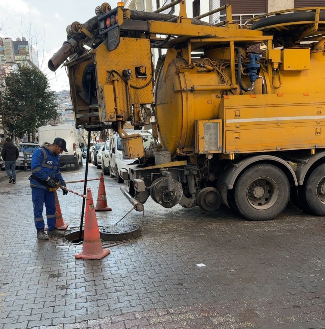 🚧💧 İstanbul’un dört bir yanında altyapı çalışmalarımız kesintisiz şekilde devam ediyor! 

📍 Eyüp Sultan ilçemizde yağmur suyu hatlarında gerçekleştirdiğimiz çalışmalarımızı sürdürüyoruz.

📍 Ümraniye ilçemizde kanal açma çalışmalarımıza devam ediyoruz.

📍 Bağcılar ilçemizde