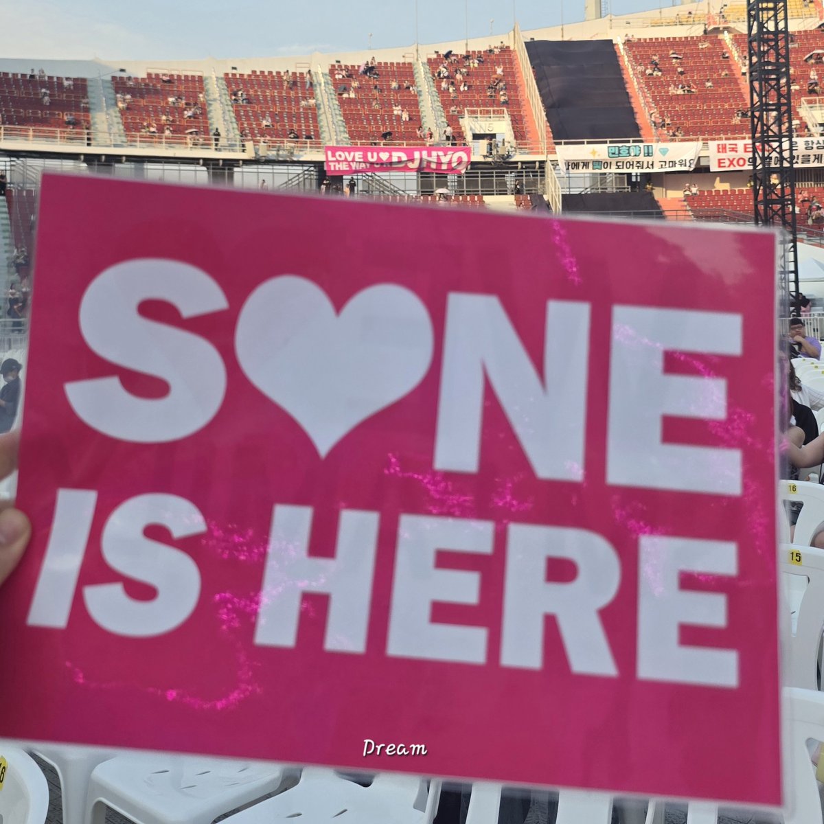 dreamr9236's tweet photo. #소녀시대 #girlsgeneration #djhyo #김효연
#SMTOWNLIVEinBangkok https://t.co/Bxu8NOJajk