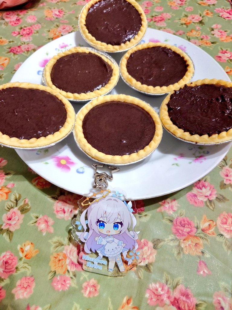 ❤︎𝐇𝐀𝐏𝐏𝐘 𝐕𝐀𝐋𝐄𝐍𝐓𝐈𝐍𝐄❤︎
天使れいらたんにチョコあげる🤍
左は失敗したペチャンコシュークリームですけどw
上の飾りは羽🪽のつもりですけど分かるかな😅
最近ビッグお知らせいっぱいでびっくり😳
さすがレベルアップした大天使✨
#比羽沢れいら