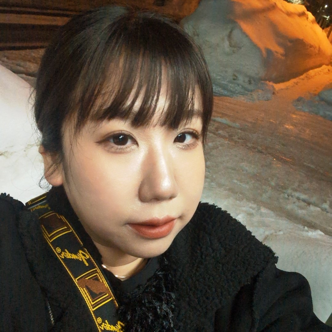 ススキノの路地裏にある、昭和レトロスナック「ひなぎく」です。
20時30分オープン。ママとまーちゃんいます。飲み放題2時間4000円〜。カラオケ歌い放題。おひとりさま、カップル、スナック初心者大歓迎！