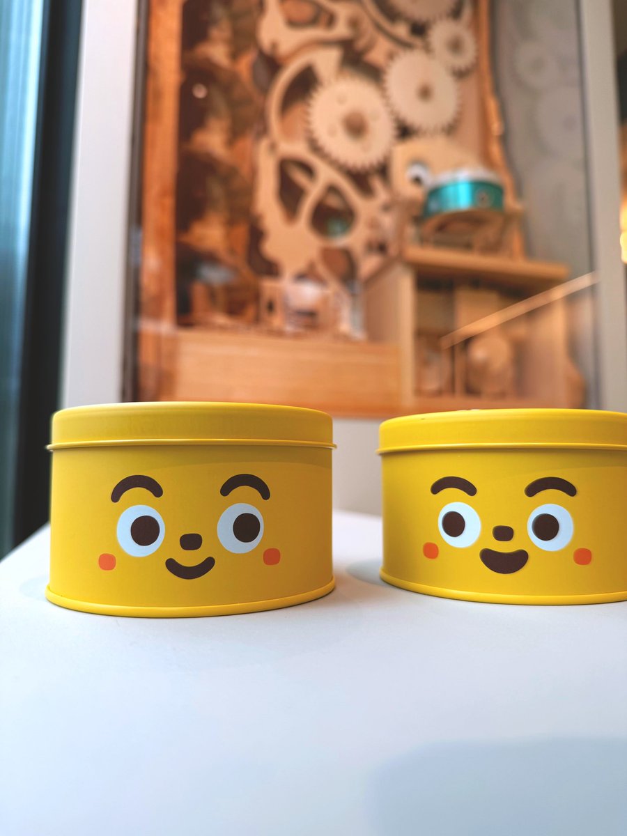 shimizuman15's tweet photo. 西荻窪の新店舗 TIN COOKIESのために作った、クッキー缶はたくさんいるとまた可愛さが増す不思議な缶となりました。
小さなクッキーを焼いては詰めてを繰り返しているので、大量には作れませんが良かったらお手に取ってみてください。マット仕上げにしているので手のさわり心地もまた癒し系クッキー缶です。
今日も楽���く営業させていただきました。ご来店いただいた皆さまに感謝です。
また明日もどうぞよろしくお���いいたします。