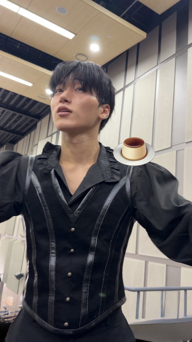 i don't know what to say 🫠 lord he's so stunning