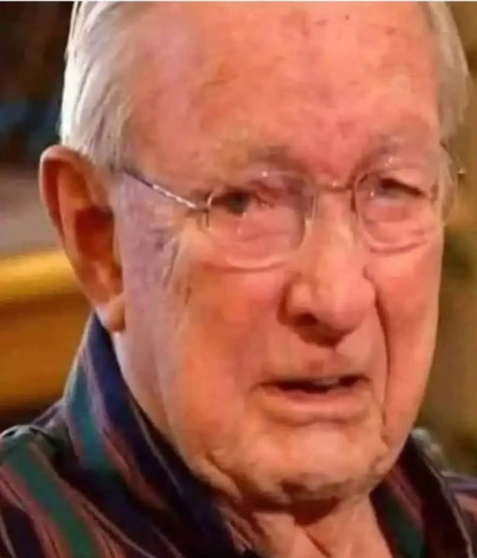 İtalya'da yaşayan 93 yaşındaki bu adam Corona Virüsü bulaştığı için hastaneye yattı ve iyileşti. Hastaneden çıkarken endüstriyel solunum cihazının kullanma bedelini ödemesi istendi. Ve yaşlı adam ağlamaya başladı. Doktor, fatura yüzünden ağlamamasını tavsiye etti.
Yaşlı adamın