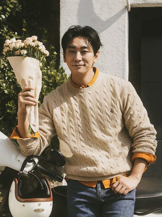 ครั้งเมื่อคุณนาด หรือหม่อมหลวงชมนาด ตามหม่อมราชวงศ์อธิกรไปออกโพสต์ยังอิตาลี

วันนั้นเป็นวันวาเลนไทน์พอดี ถนนหนทางและบรรยากาศอบอวลไปด้วยคู่รัก ดอกไม้สีสดอวดโฉมกันราวกลับว่าวันนี้ตนได้เป็นตัวเอก
แต่งงานกันมาได้ 4 ปีแล้ว ความรักผลิบานมากกว่าก่อน

อายุก็ขนาดนี้แล้ว