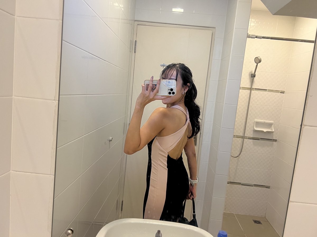 ตอนแรกจะขายชุดนี้เพราะใส่ไม่ได้ พอน้ำหนักลด4-5kg กลับมาใส่ได้ละ เย้