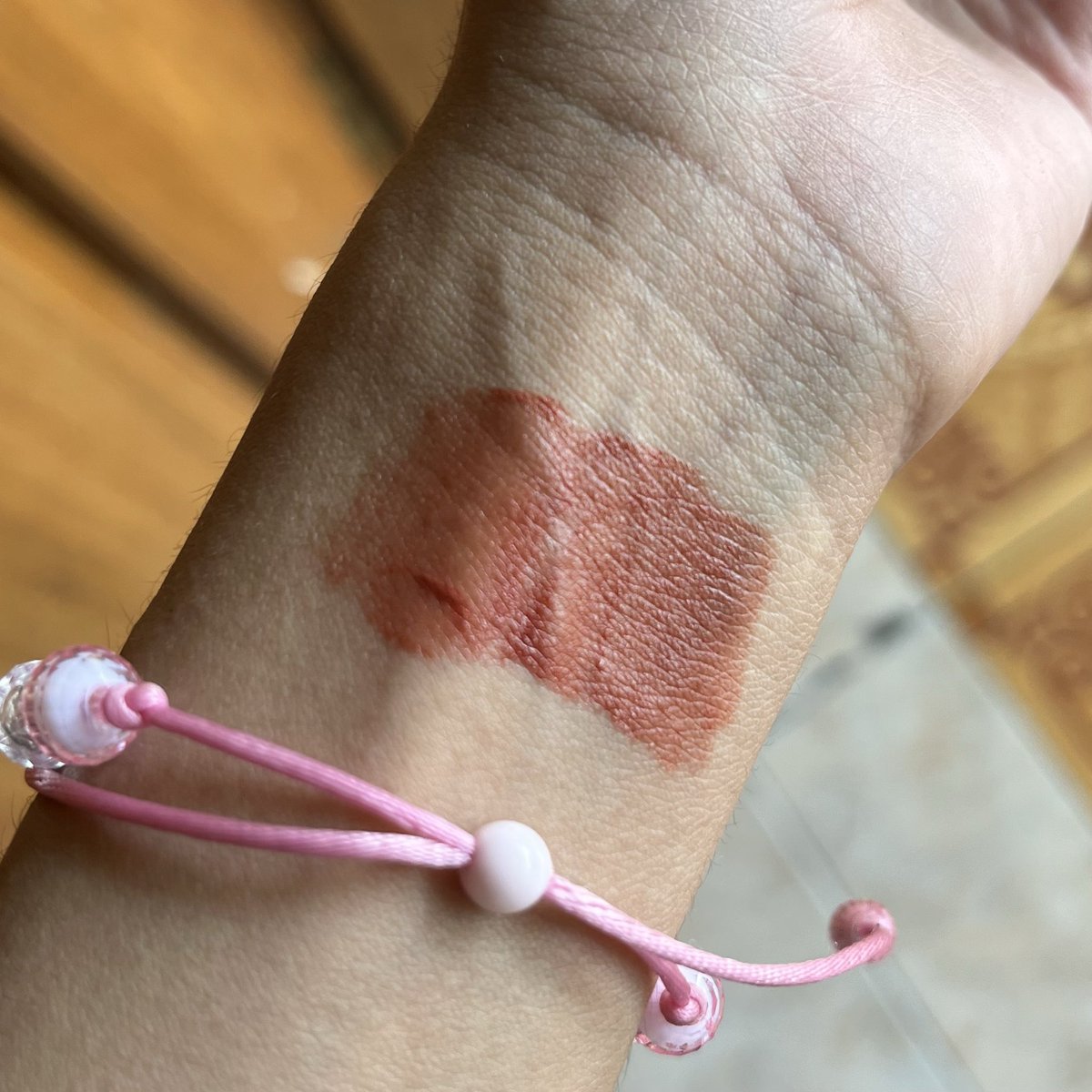 shaskinraa's tweet photo. aku pake shade 02 strawberry crepe. di bibirku warnnya lebih ke oranye. bikin keiatan seger di aku. dan finishnya glossy kok.￼ https://t.co/y9YTmKwDnB