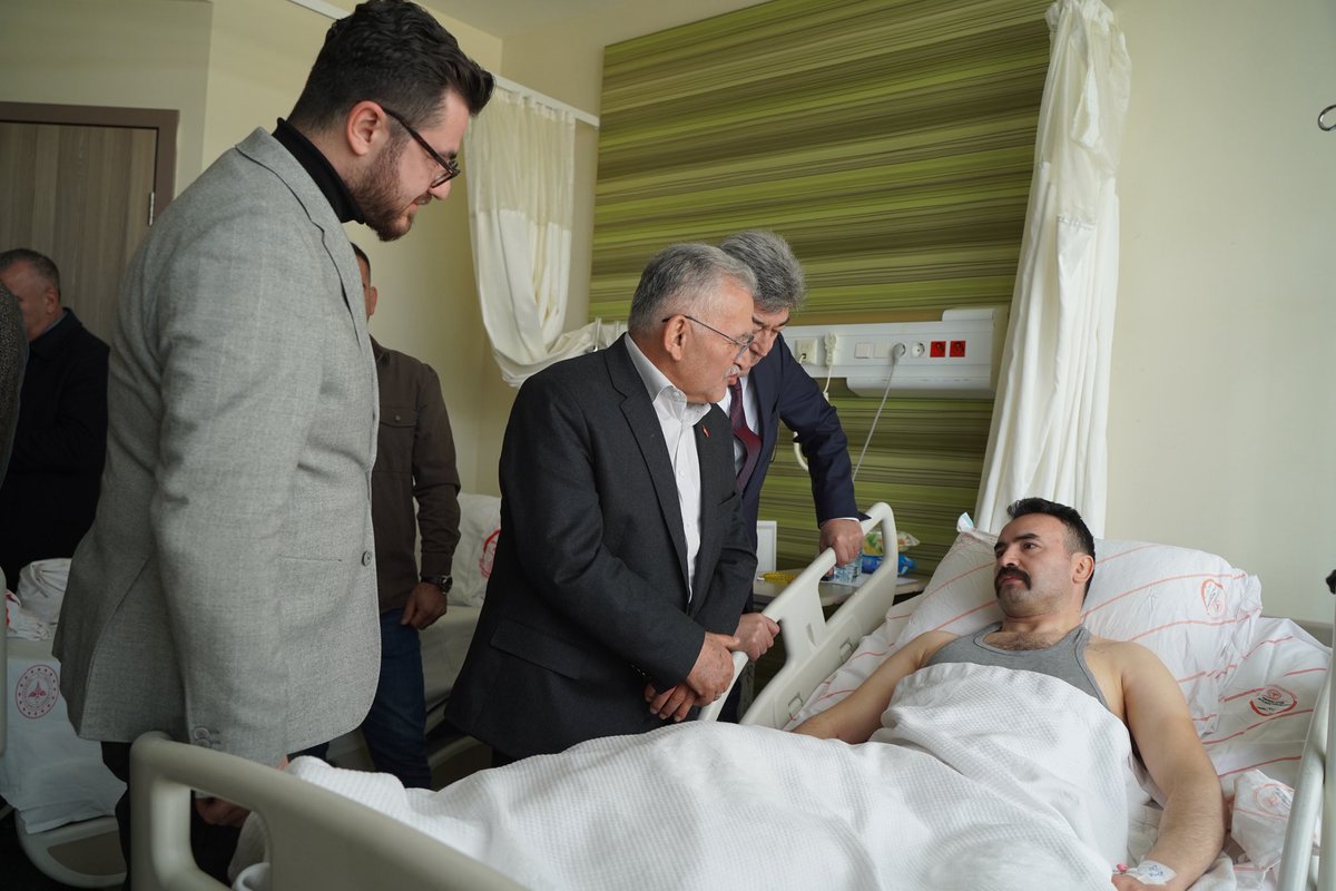 huseyinokandan's tweet photo. Seninle gurur duyuyoruz🇹🇷🇹🇷🇹🇷

13 Şubat 2026 sabah saatlerinde Polis Özel Harekât ekiplerimiz tarafından gerçekleştirilen operasyonda yaralanan kıymetli Komiserimizi, tedavi gördüğü hastanede ziyaret ederek geçmiş olsun dileklerimizi ilettik.

Milletimizin huzur ve güvenliği için canı pahasına görev yapan tüm kahramanlarımıza minnettarız. 

Kahraman Komiserimize acil şifalar diliyor; kıymetli ailesine ve emniyet teşkilatımıza geçmiş olsun dileklerimizi iletiyoruz. 🇹🇷