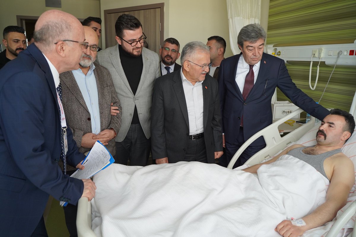 huseyinokandan's tweet photo. Seninle gurur duyuyoruz🇹🇷🇹🇷🇹🇷

13 Şubat 2026 sabah saatlerinde Polis Özel Harekât ekiplerimiz tarafından gerçekleştirilen operasyonda yaralanan kıymetli Komiserimizi, tedavi gördüğü hastanede ziyaret ederek geçmiş olsun dileklerimizi ilettik.

Milletimizin huzur ve güvenliği için canı pahasına görev yapan tüm kahramanlarımıza minnettarız. 

Kahraman Komiserimize acil şifalar diliyor; kıymetli ailesine ve emniyet teşkilatımıza geçmiş olsun dileklerimizi iletiyoruz. 🇹🇷