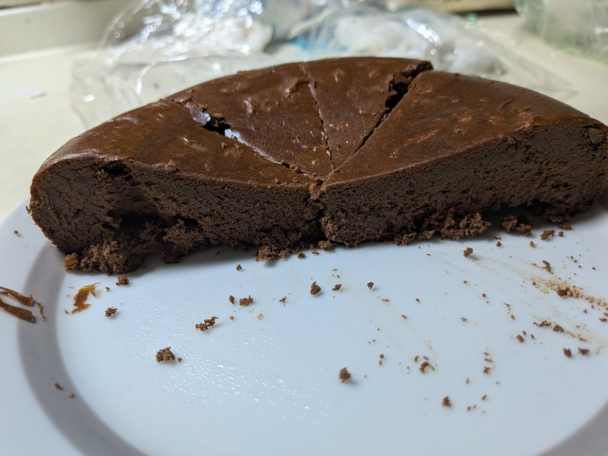 sas221226's tweet photo. バレンタインのチョコレートケーキ作りました。
最高に上手く旨く出来た。 https://t.co/zoYmvK7T0D