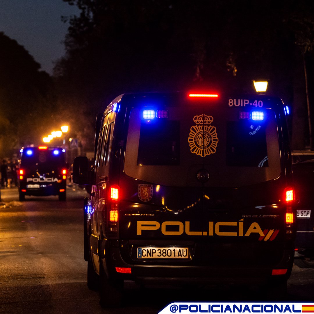 policia's tweet image. ⚠️Cuidado con ese "selfie" al límite 

Dos jóvenes rescatados en el río #Manzanares #Madrid tras caer al agua y ser arrastrados por la corriente

Agentes de #UIP consiguieron mantenerlos a flote y ponerlos a salvo

📷La foto perfecta que espere, tu seguridad no

#SomosTuPolicía