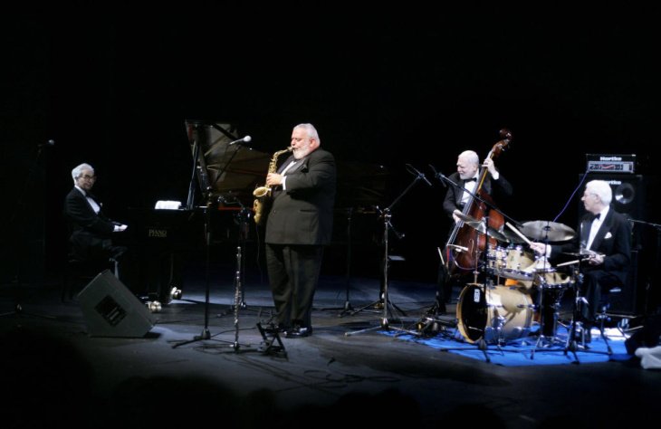 CapitalJazzClub's tweet image. #NowPlaying, 'Alice In Wonderland', featuring @rgambarini, &amp;amp; the @TheDaveBrubeck Trio, off @Disney's *Disney Jazz Volume 1: Everybody Wants To Be A Cat*. (2011). The #CapitalJazzClub984, with #JacobAsiyo, &amp;amp; @KaimaMwiti.
Dave Brubeck: Piano
Michael Moore: Bass
Randy Jones: Drums.