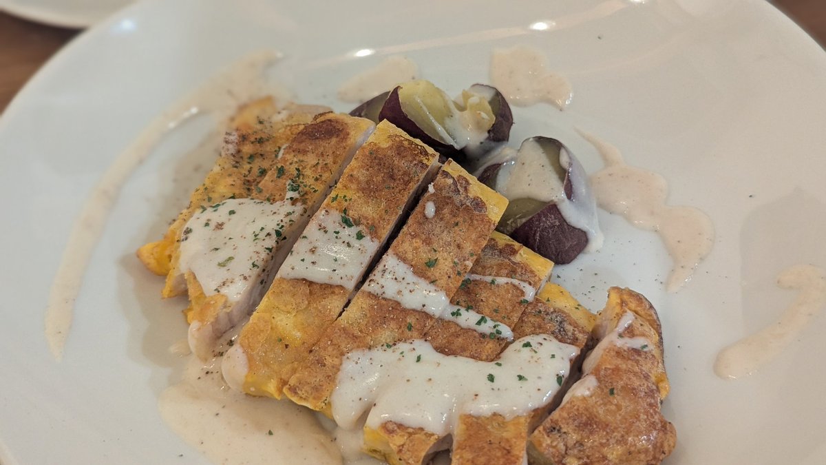 st_cameleon's tweet photo. ちょっと散歩して新規開拓したおしゃれな店でポークピカタと鶏ハムカルボナーラ。鶏ハムがほんのり燻製されてて、オレンジワインとよく合う。
近所にできたビストロと姉妹店らしい。 https://t.co/kc4Wa5tjVP
