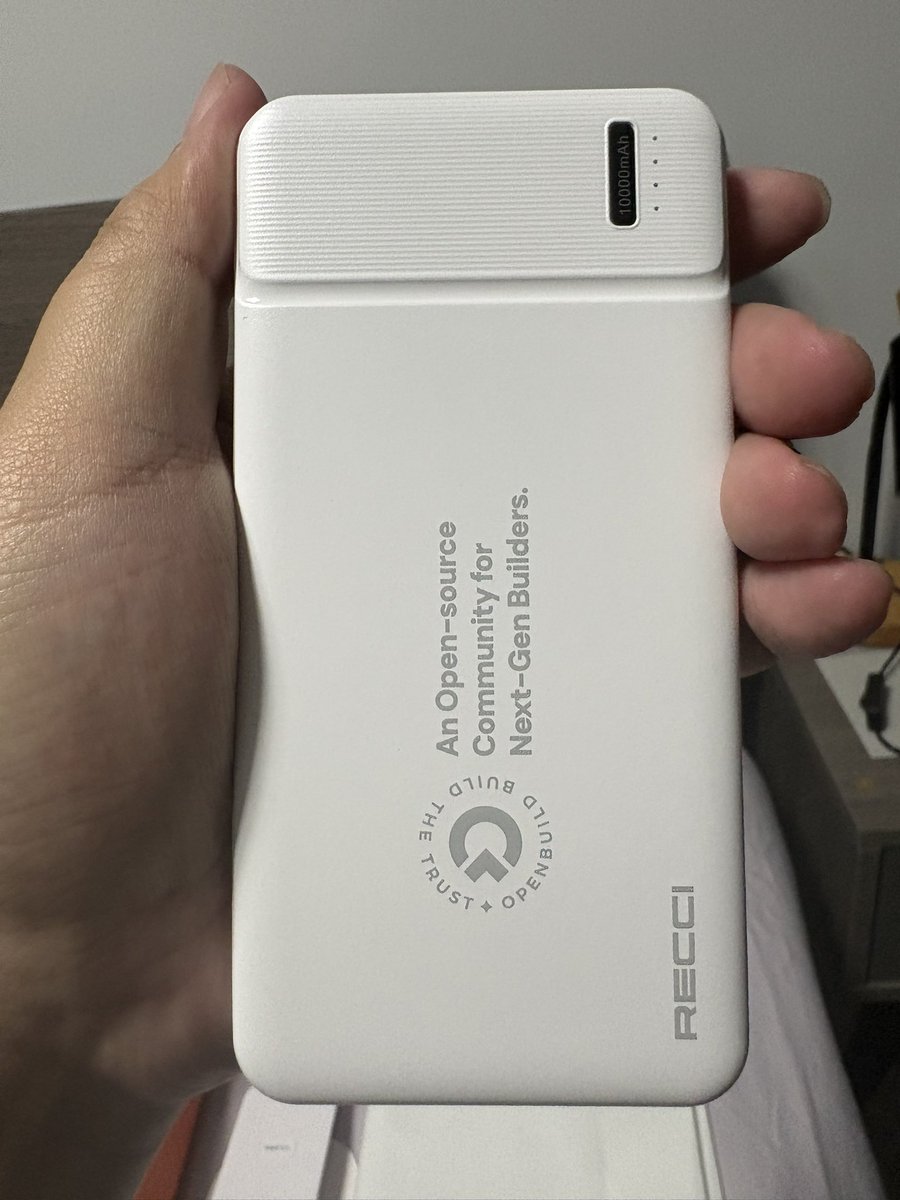 HudsonAIOPC's tweet photo. Web3的世界太精彩了，感谢OpenBuild给我寄来的礼品！新的一年我会继续keep building！@OpenBuildxyz https://t.co/wfaE7ztHOW