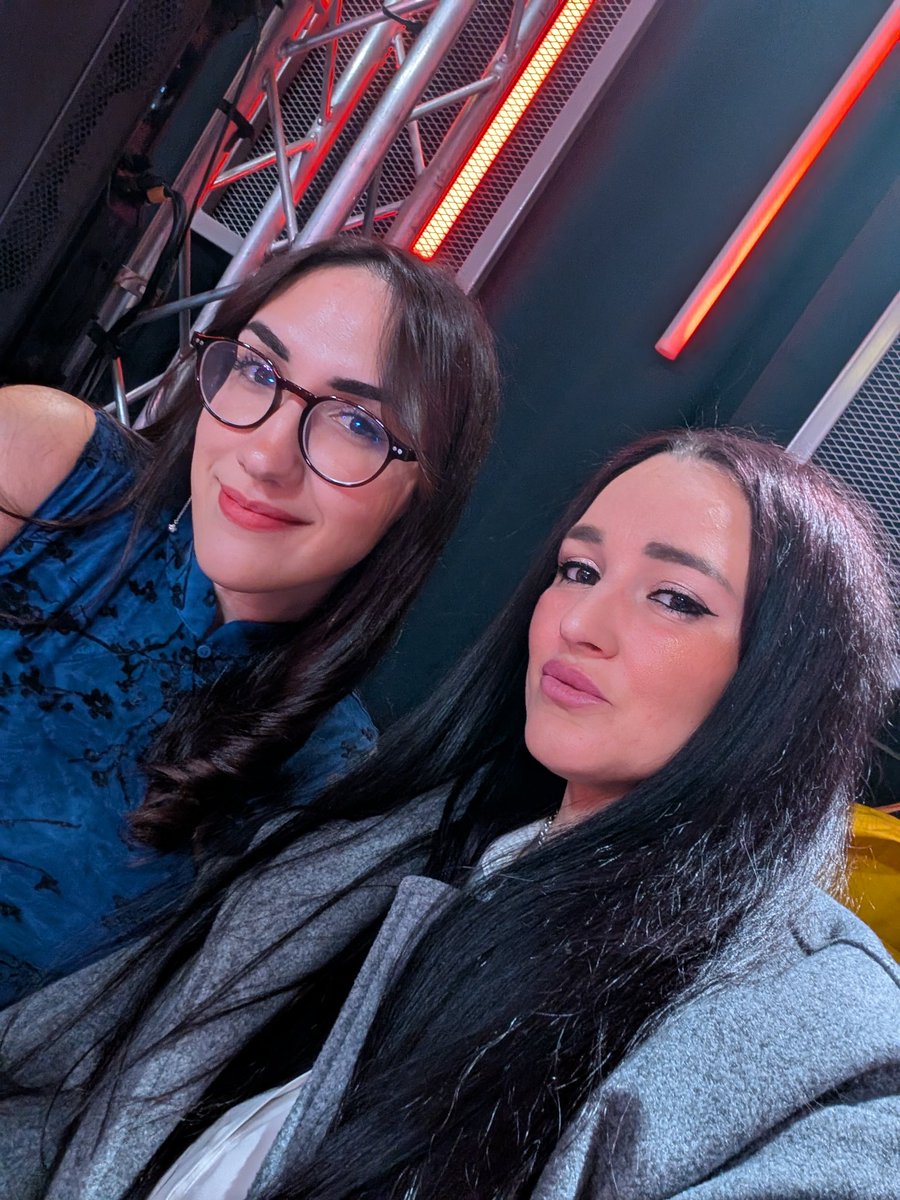 Estamos preparadas para animar a nuestros chicos de <a href="/GIANTXGG/">GIANTX</a> en el pedazo de plató que ha montado la <a href="/LESESPORTS/">LES - Liga Española de League of Legends</a> con mi niña preferida <a href="/Sayuritlol/">Sonia “Sayurit” Gallego</a>