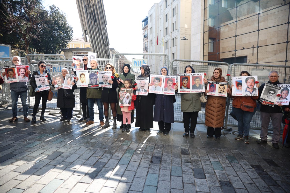 CmrtesiAnneleri's tweet photo. 1090. haftamızda bir kez daha adli makamlara sesleniyoruz:

Zaman aşımı ve cezasızlık politikalarıyla gerçeğin üzerini örtmekten vazgeçin.

Rıdvan Karakoç dosyasında derhal etkili, bağımsız ve tarafsız bir soruşturma yürütün. Arşivleri açın, sorumluları tespit edin ve yargı önüne çıkarın.

Kaç yıl geçerse geçsin; Rıdvan Karakoç için, tüm kayıplarımız için adalet istemekten, devletin evrensel hukuk normları içinde hareket etmek zorunda olduğunu hatırlatmaktan vazgeçmeyeceğiz.

#CumartesiAnneleri1090Hafta