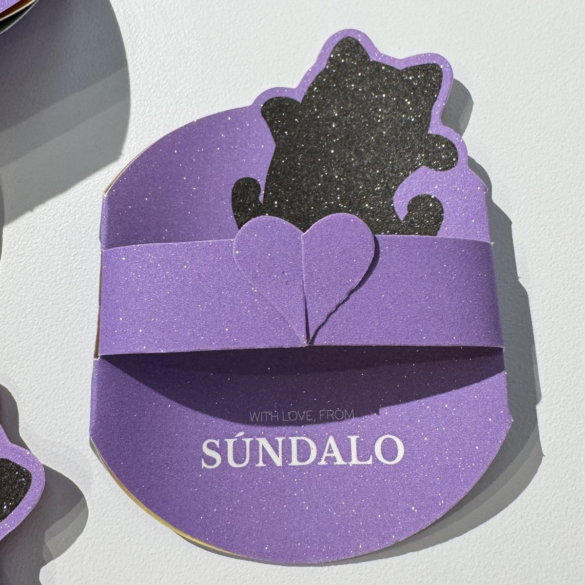 แวะไป sundalo มา เห็นเค้ากำลังเตรียมปลอกขวดน้ำหอมมีลายสีม่วงกับแมวดำด้วย แต่เริ่มแจกวันไหนจำบ่ได้ 😂
