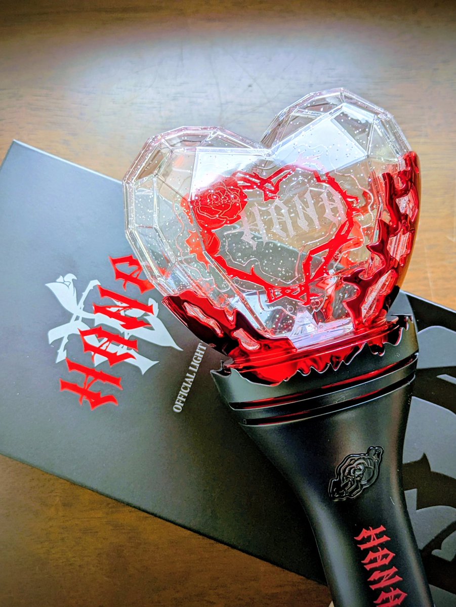 ShinHANA222's tweet photo. HANAのLIGHT STICK届いたー！！✨
LIVE行くのまだ先で待ちきれない…
てか作り込み凄すぎてえぐいな
#HANAホールツアー 
#HANA https://t.co/jiCZwwU6Kv