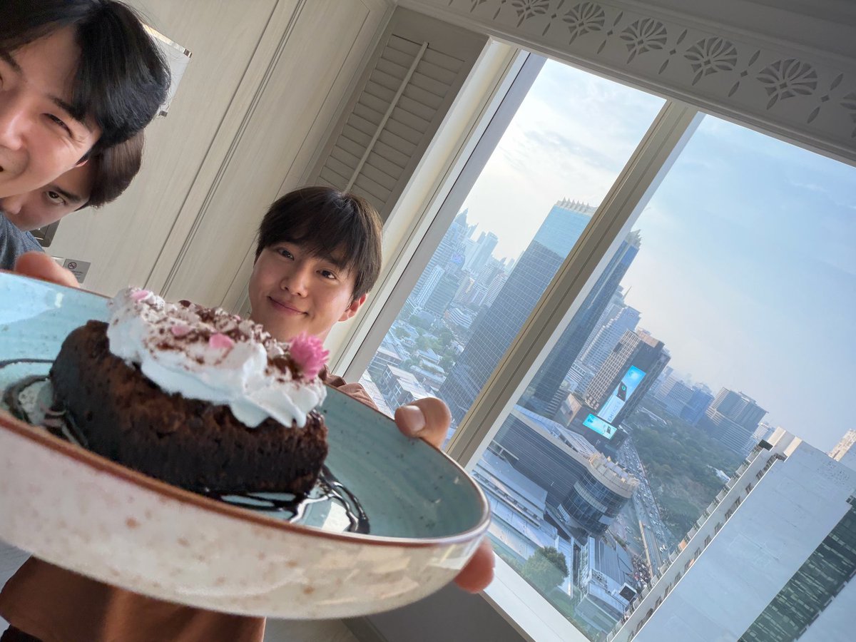 ศิลปินท่านอื่นออกไปเดินเล่น กินนุ้นนี่นอกโรงแรม ตัดกลับมาที่ลุงๆEXO 5555555555 ลุงขอชิลๆที่โรงแรมละกันนะ 🤣🤣