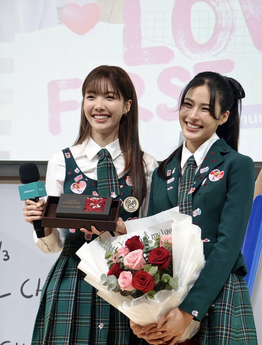 ดาราบอกไม่อยากเปิดตัวแต่ดูสิ่งที่ให้กันในวาเลนไทน์นะ ช่อดอกไม้เขียน “ You are my love ” กับกล่องดอกไม้เขียน “ Love Forever ” 

เริ่ดดด วันนี้ไปเดทที่ไหนล่ะจ้ะหลิงออม

LINGORM PRESENTER SMOOTHE
#LingOrmLoveAtFirstSight