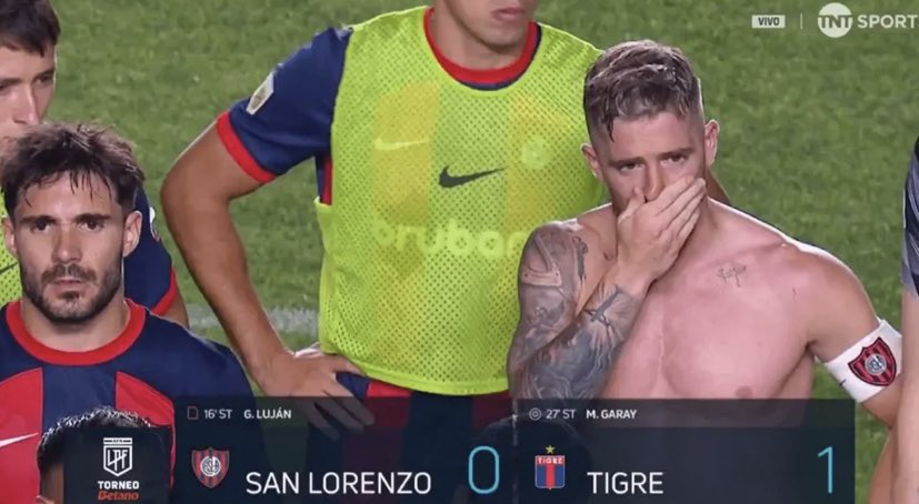 No olvidarse cuando el tipo entendió mas que todos lo que significaba San Lorenzo y después de una racha de malos partidos hizo quedarse a todo el equipo para que escuchen a la Gente y pidan perdon. Que JUGADOR.