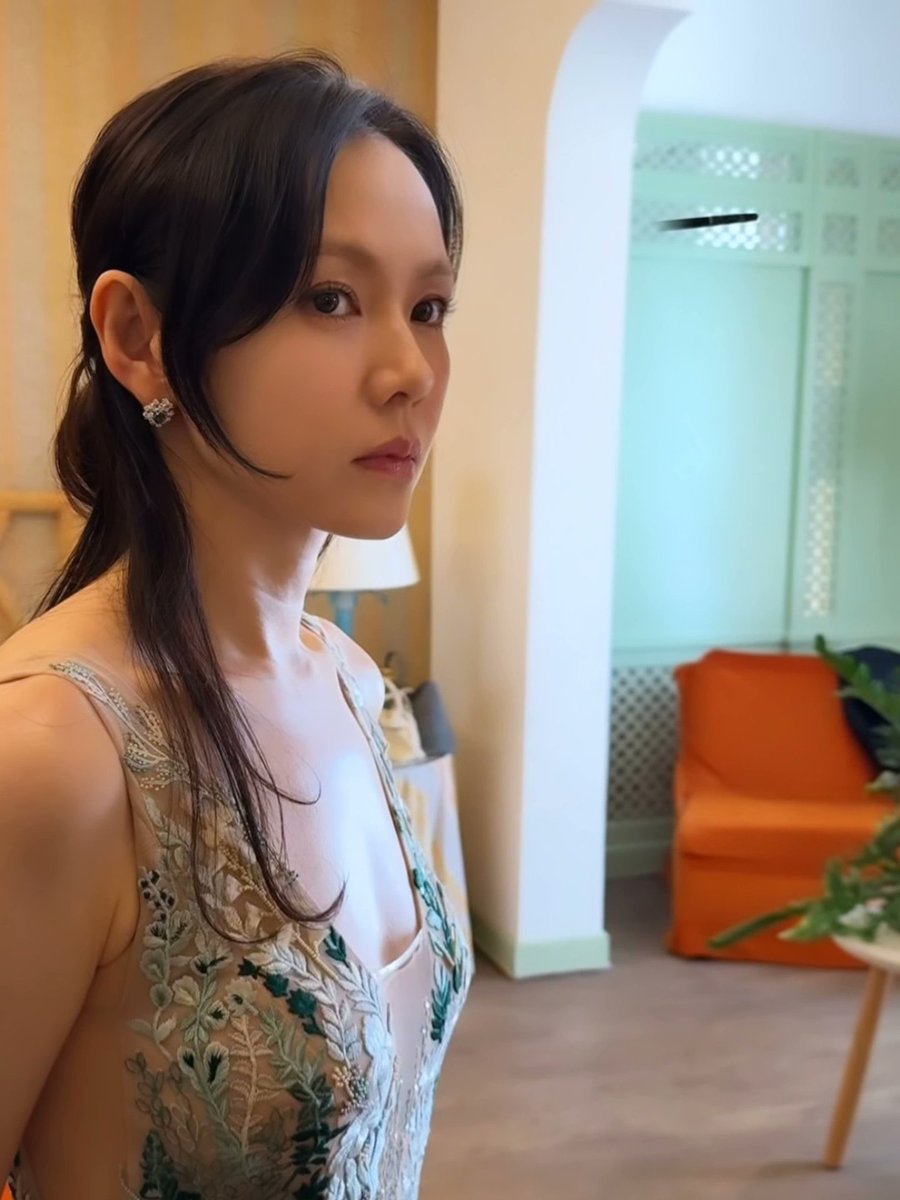 Some loves are lived,
some are simply admired from afar.
From afar,
I celebrate the way you exist -
softly changing my world
without even knowing.
Happy Valentine’s Day
to the one who makes my world
a little brighter -
without even trying. 🩷
#SonYeJin