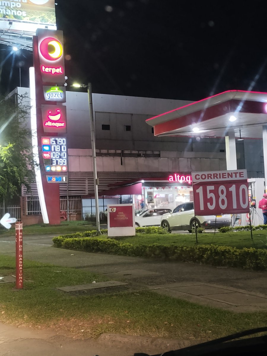 NicolasH40751's tweet photo. Pq no baja la gasolina en cali?
Donde esta la @sicsuper , @cielo_rusinque super ayúdenos, aquí parece que hay acaparamiento.
En el momento de subirla no dudaron y ahí mismo realizaron el cobro, pero para bajar el precio están mamando gallo
@PrimaxColombia @TerpelCol que decir? https://t.co/H9pnu7IMXn