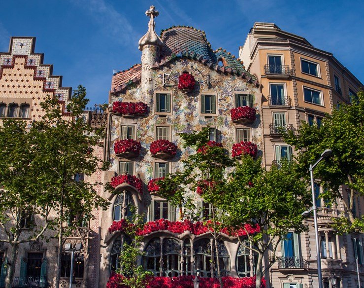 รู้หรือไม่ว่า ในขณะที่หลายประเทศบนโลกฉลองวันแห่งความรักหรือวันวาเลนไทน์ ที่แคว้นคาตาโลเนียคือเงียบกริบ เพราะเรามีวันวาเลนไทน์ของพวกเค้าเอง นั่นคือวัน Sant Jordi หรือ เซนส์ จอร์จ ซึ่งจะจัดขึ้นในช่วงสิ้นเดือนเม.ย.ของทุกปี 
ค.น่ารักคือ วันนี้สาวแก่แม่หม่ายจะได้กุหลาบจากหนุ่ม/1