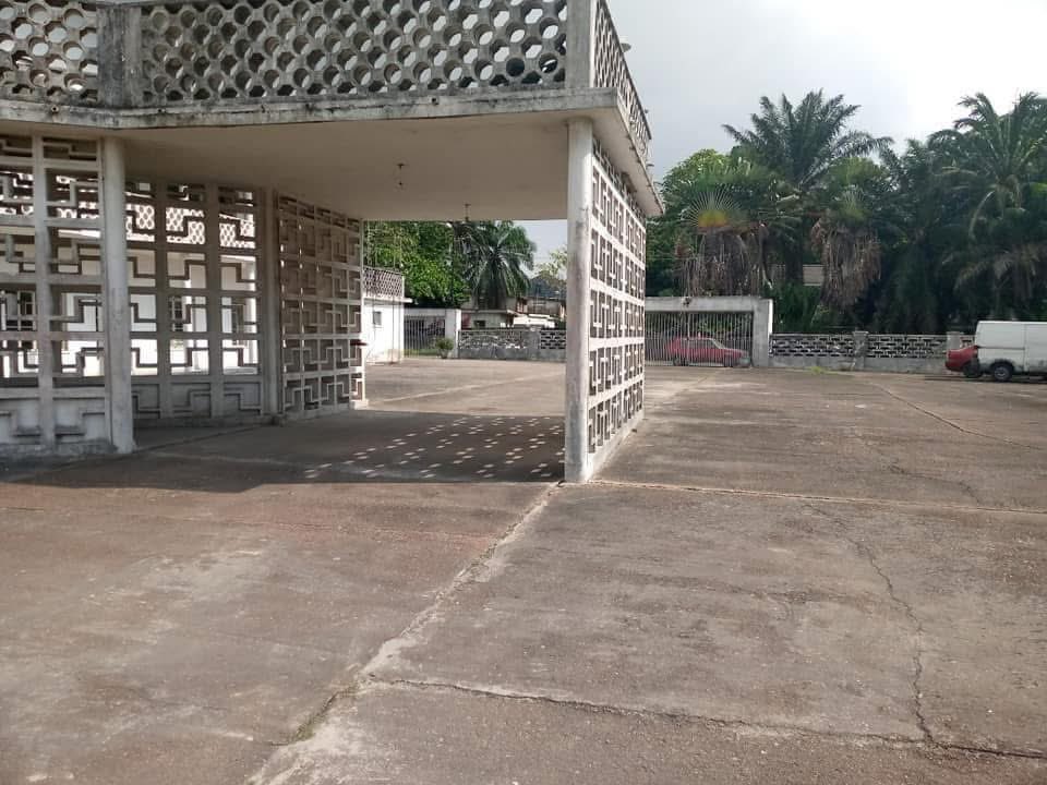 Ijesha Lodge, Ikoyi: 13th Feb 1976:

This Queen Drive mansion played host to Lieutenant General Olusegun Obasanjo on the day of the Feb 13th 1976 coup.

Sure you know the story?

Tell us so others would know why I shared these photos.

Now you know.