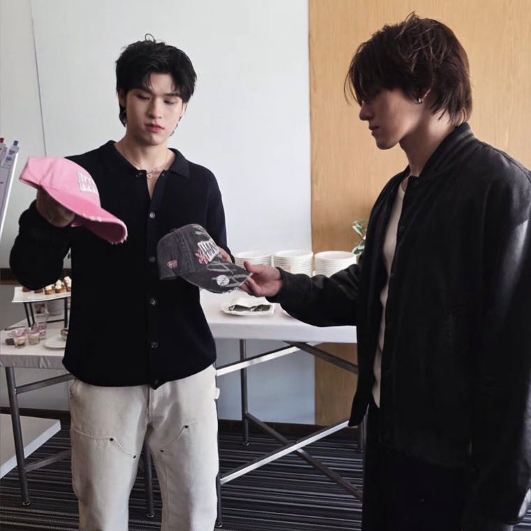 บิบิ๋ใส่สีไหนบ่อยอะ ดำหรือชมพู

เค้าใส่บ่อยทั่งคู่แหละ

งั้นเค้าเอา2สี จะได้คู่บิบิ๋

อะเคบุบุ๋ เก็บเลยนะเดี๋ยวหาย

ค้าบบบ