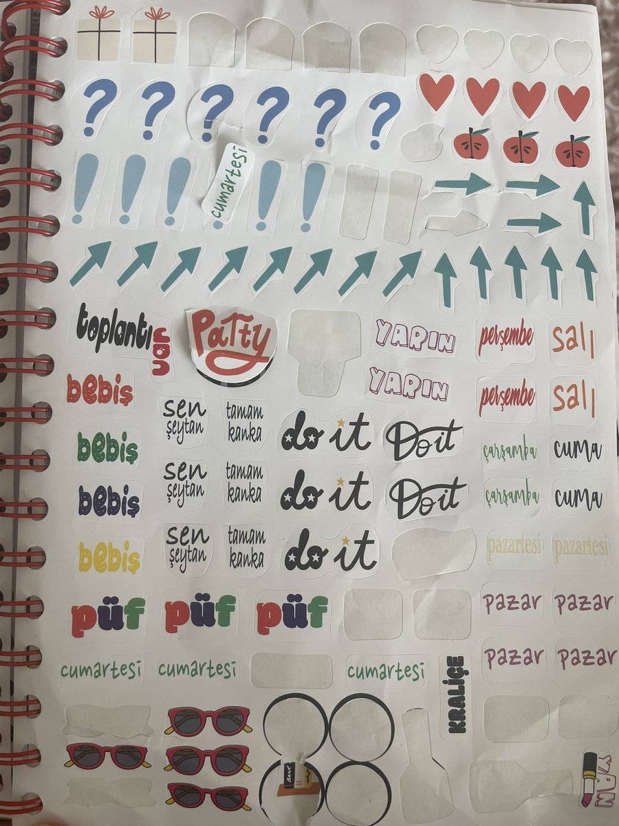 kurt yediği ayazı günlüğüne yazmak için sticker seçiyorr