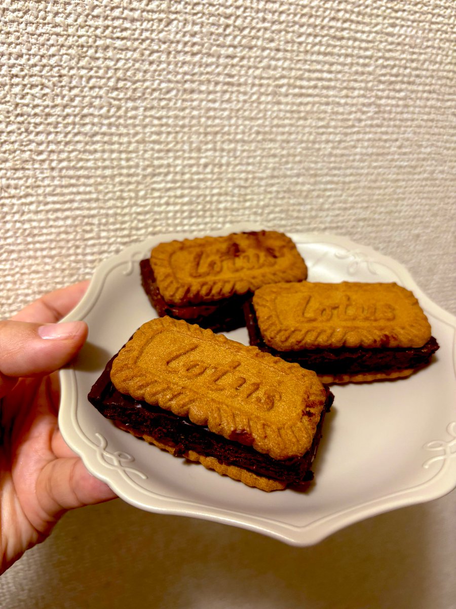amawaka09's tweet photo. イチゴ入り生チョコサンド🍓 https://t.co/0B3GitvZmL