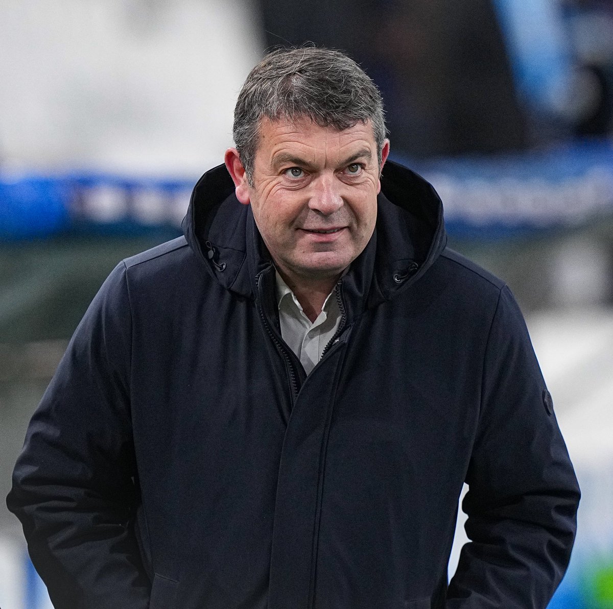 🚨 𝗡𝗢𝗨𝗩𝗘𝗟𝗟𝗘𝗦 𝗥𝗘́𝗩𝗘́𝗟𝗔𝗧𝗜𝗢𝗡𝗦 𝗗𝗔𝗡𝗦 𝗟𝗘 𝗖𝗢𝗡𝗙𝗟𝗜𝗧 𝗘𝗡𝗧𝗥𝗘 𝗛𝗔𝗕𝗜𝗕 𝗕𝗘𝗬𝗘 🇸🇳 𝗘𝗧 𝗕𝗥𝗜𝗖𝗘 𝗦𝗔𝗠𝗕𝗔 🇫🇷. 😳

Le gardien des Bleus, fêtard, arrivait à l’entraînement "𝗧𝗥𝗘̀𝗦 𝗙𝗔𝗧𝗜𝗚𝗨𝗘́". 😶

Habib Beye a alors fait le choix de l’écarter