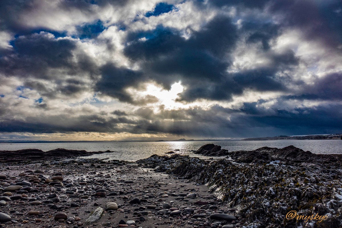 UglyWitches's tweet photo. Firth of Forth - Scotland SONY DSC-RX10 1/320 sec - Blende: f/5.6 - ISO 120
#seascape #photography #scotland #landscape #Travel #Windowtotheworld #Outdoor #sunrise #SkyScape #sunset #reflections #MorningSky #ocean #fife #seascapephotography https://t.co/B6nE0Zaiau