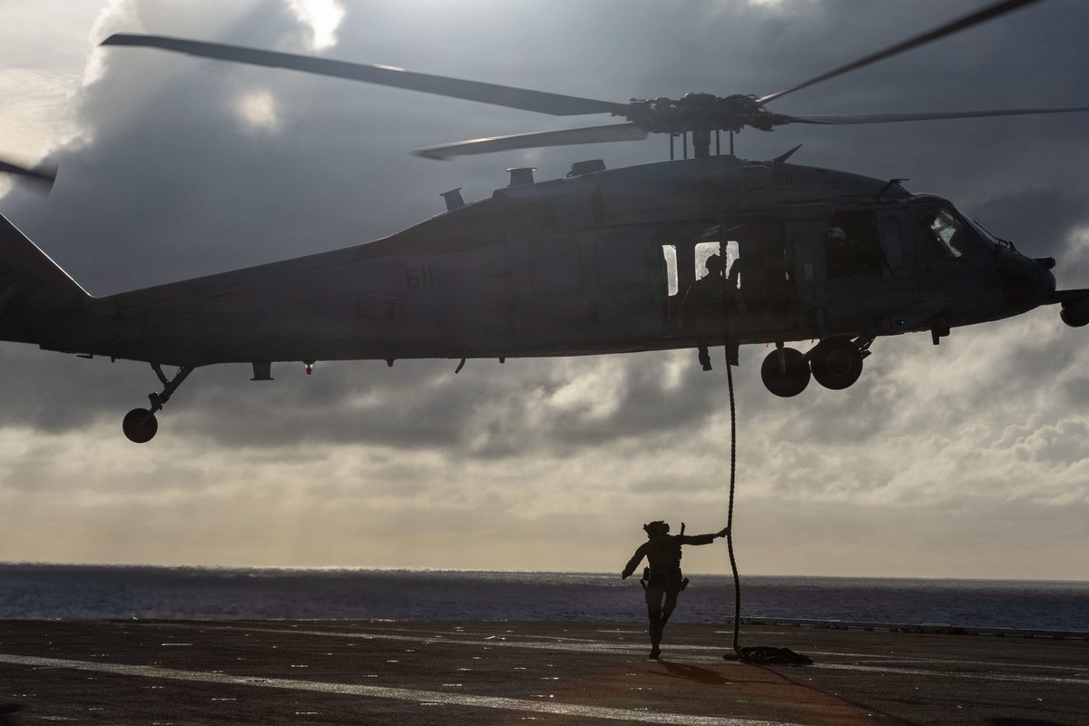 Kraaax's tweet photo. Into the wind and onto the deck — helicopter ops where precision, teamwork, and timing define every second. 🚁⚓🔥.high res 📸

#HelicopterOps #NavalAviation #MilitaryAviation #FlightDeck #AirPower #DefenseForces

@USNavy @NATO_AIRCOM @DefenceHQ @NAVAIRNews https://t.co/iqyPSP19bB