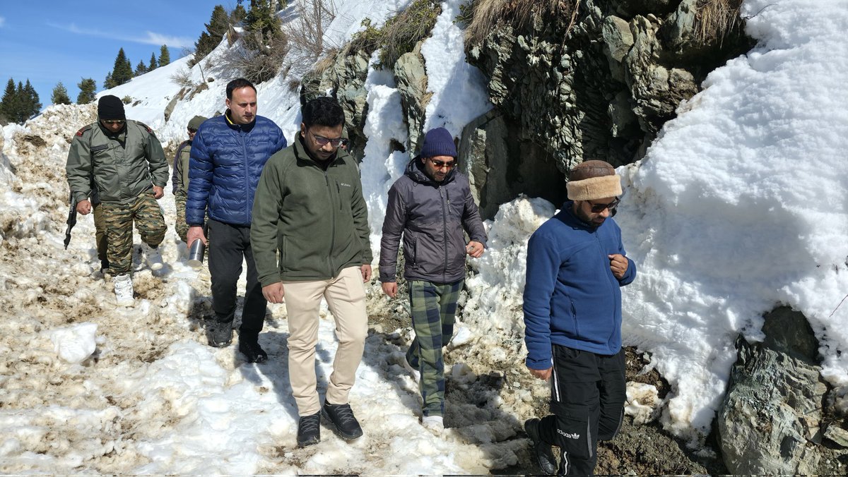 DC Kupwara, Shrikant Suse Visits Potta Khan Gali of Jamgund border area and takes stock of snow clearance and power supply restoration!