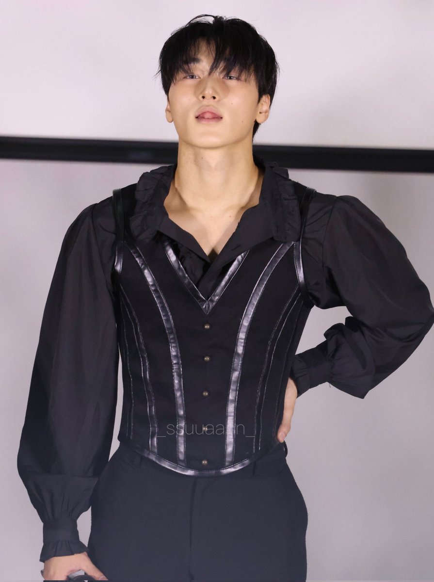 HONGSMINGKI's tweet image. oohh this corset style top with the lantern sleeves….10/10 chef’s kiss! it suits san perfectly!!! pls more of this @ stylist