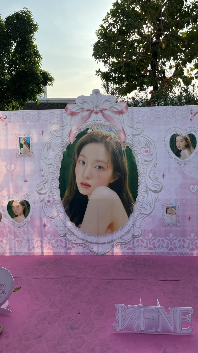 พี่เบโซเฟมัสมากอ่าาาา คนออเต็มเลย ถ่ายมาได้แค่นิ้ t wt 

#DearMyIRENE #น้องเค้กอินราชมัง
#SMTOWNLIVE2025_26_BANGKOK