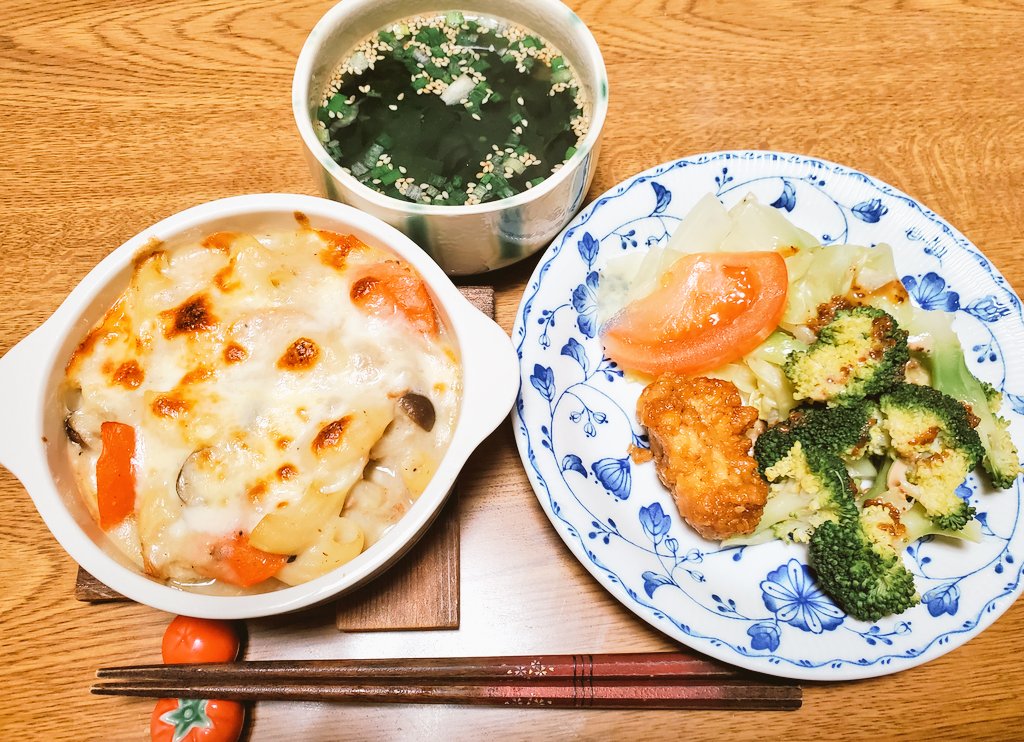 こんばんは☕
リーヴァイコン配信を妹と観てます(今 幕間) 80歳🎂おめでとうございます🥂🌟
大好きな楽曲ばかりだし皆さま巧すぎて耳福眼福です😭✨２部も楽しみ🙏

アーカイブないから夕食用意とか巻いてw グラタンでした🤤
皆さまもゆっくり出来ますよう🥂