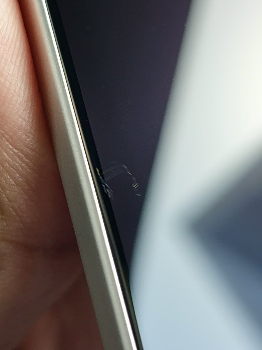 I JUST GOT MY FIRST FEW SCRATCHES ON THE SCREEN OF MY IPHONE 17😭😭 not ...