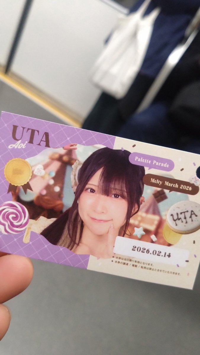 今日だけのチェキ券かわいすぎて穴開けてもらって持ち帰った まあ直接