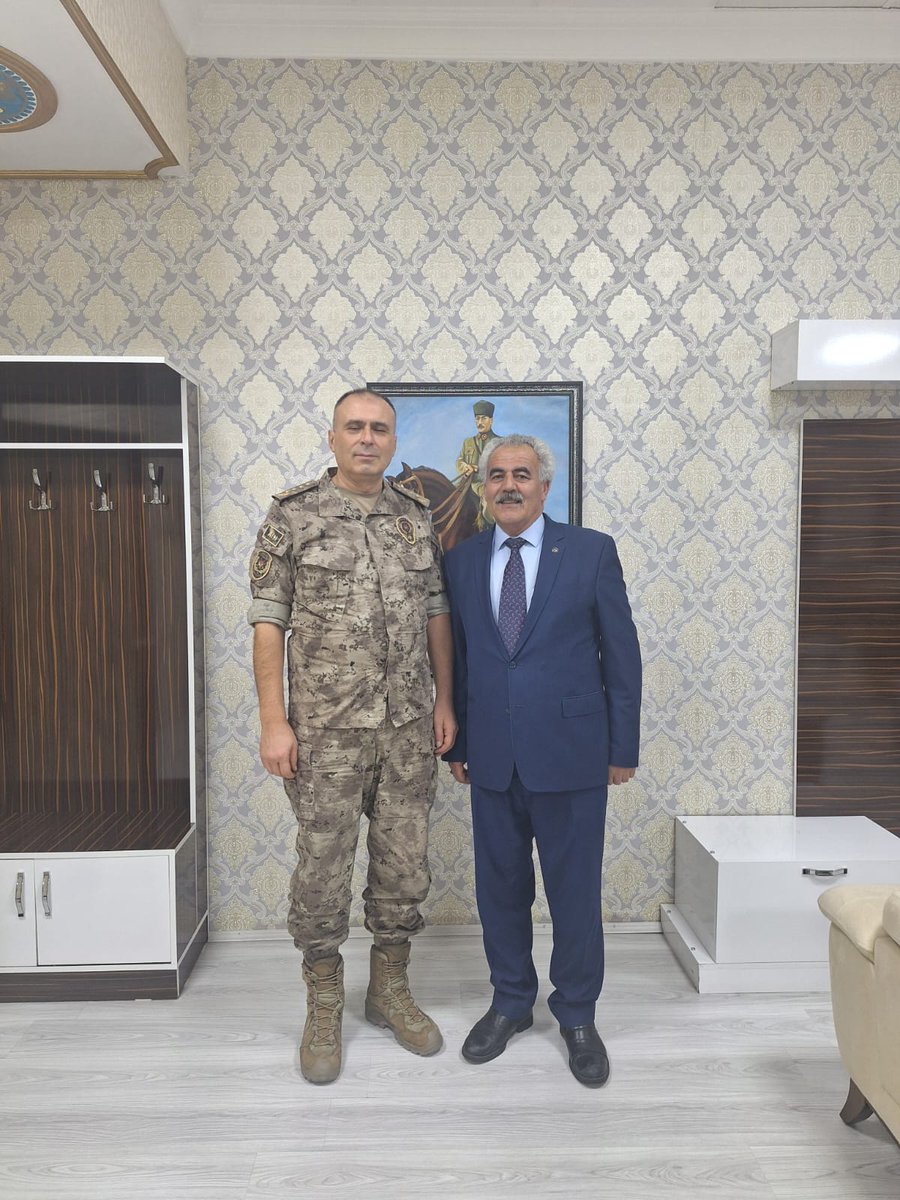 Özel Harekat Daire Başkanı Sayın Ünsal Hayal ile hasret giderdik.
Kıymetli müdürümüzün şehrimize yaptığı ziyaret için teşekkür eder, sağlık, afiyet içerisinde değerli çalışmalarının devamını dilerim.
Yaşasın Devlet, Var Olsun Özel Harekat 🇹🇷