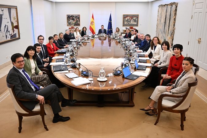 Antes de llegar la banda de Pedr🤥Sánchez..

🔸La gente podía comprar o alquilar una vivienda
🔸El AVE era puntual y seguro
🔸La SegSocial y Correos funcionaban fenomenal
🔸No había apagones
🔸Había médicos para los servicios de salud

¡Su incompetencia perjudica tu bienestar!