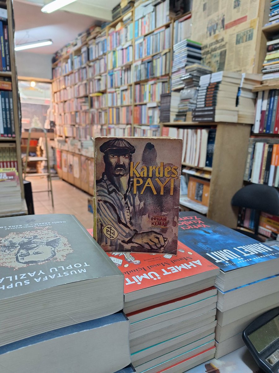 Orhan Kemal ve kitapları...

#OrhanKemal
#DünyaEvi
#SerseriMilyoner
#KardeşPayo
.
Dünya Evi 👇 📚
 
nadirkitap.com/dunya-evi-orha…
.
Serseri Milyoner

nadirkitap.com/serseri-milyon…
.
Kardeş Payı

nadirkitap.com/kardes-payi-or…
