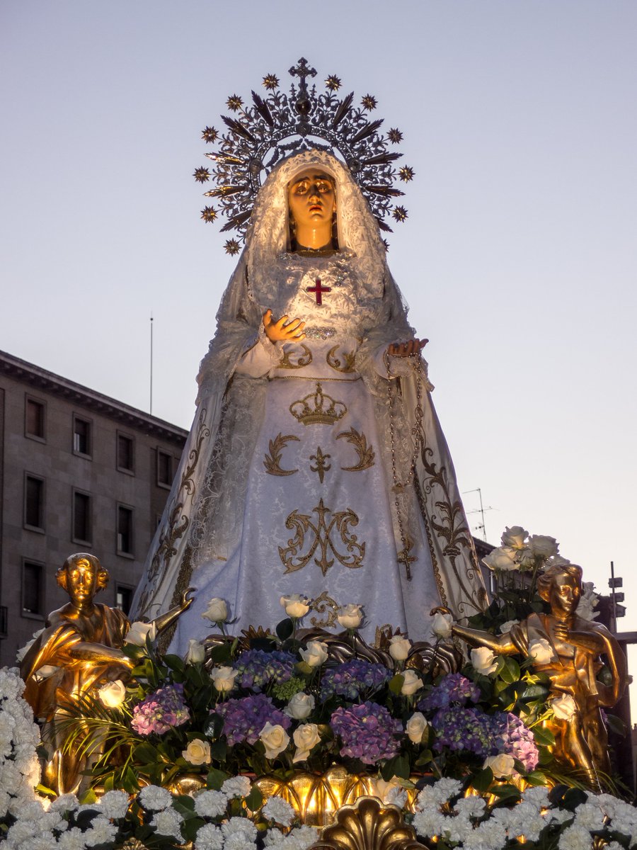 スペインのサラゴサ都市で行われる、キリスト教の伝統行事「セマナ・サンタ（聖週間）」の聖母

出典:Photo by Turol Jones / CC BY-SA 4.0 (https-//creativecommons.org/licenses/by-sa/4.0/)